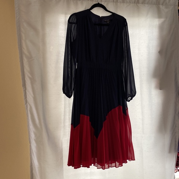 EUC Like New Maggy London Colorblock Navy and Red Pleated Midi Dress, Size 4 - Picture 3 of 7